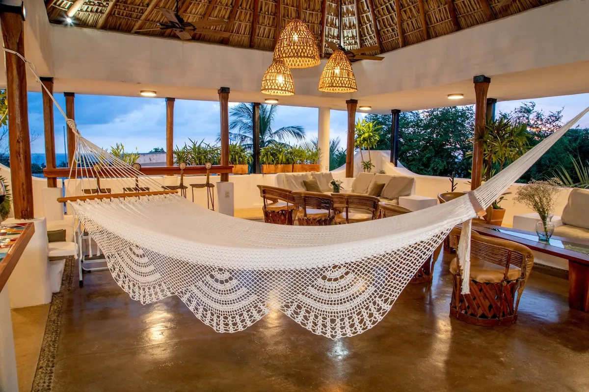 King Size Bed/ AC/ Pool / Terrace / Grill
