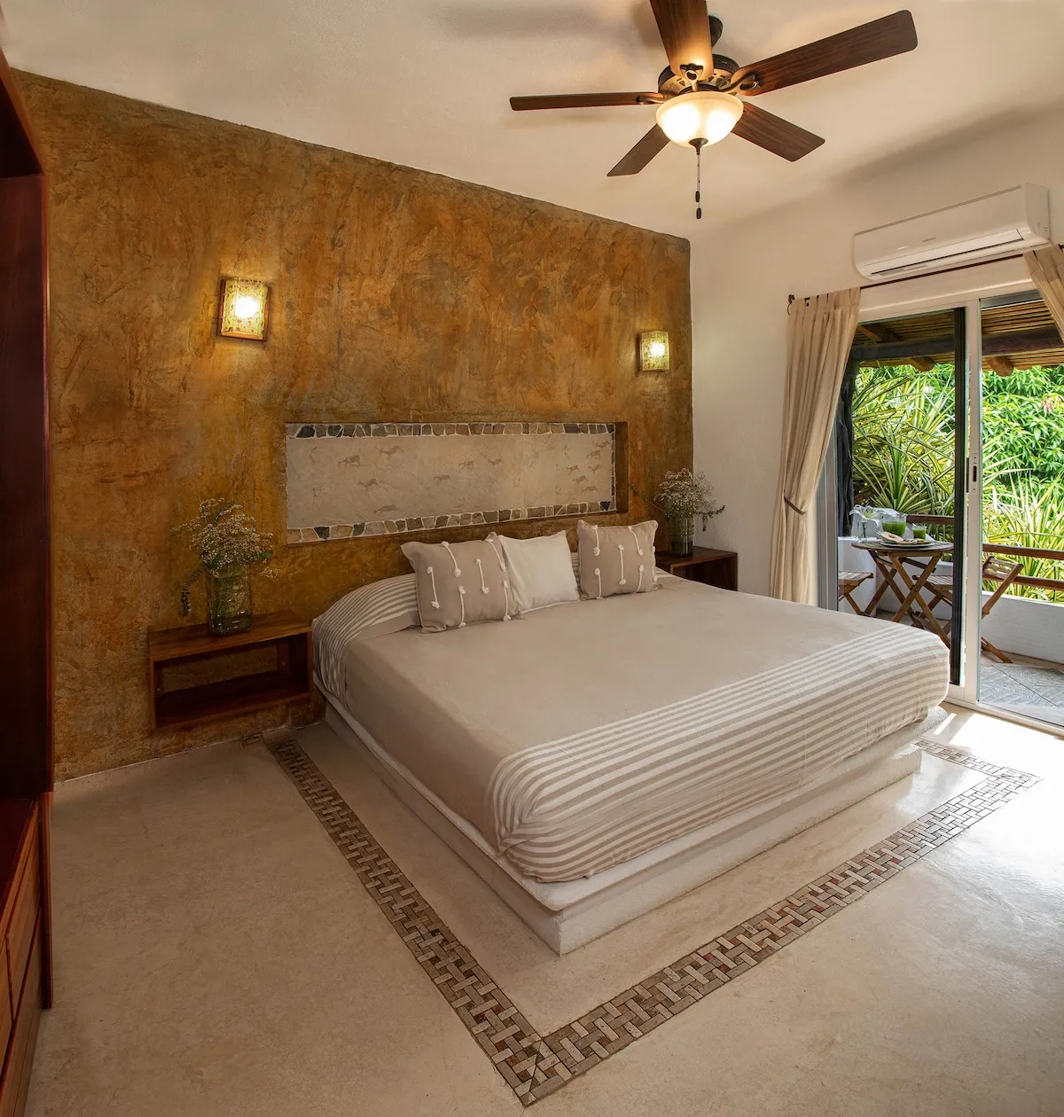 King Size Bed/ AC/ Pool / Terrace / Grill